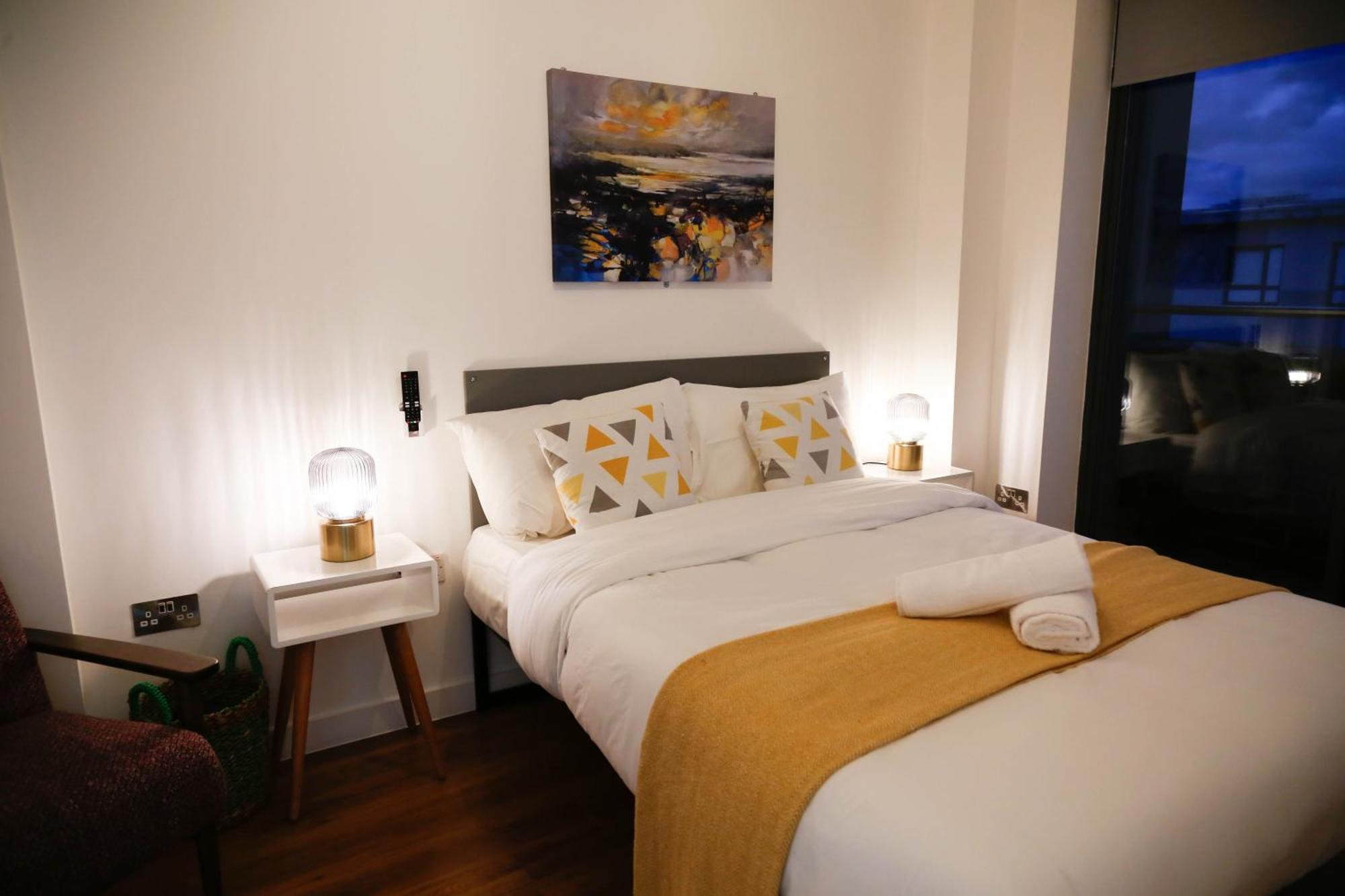New Luxury Apartments In Central Location Next To Shops, Cafes, Bars & Metro London Exterior photo